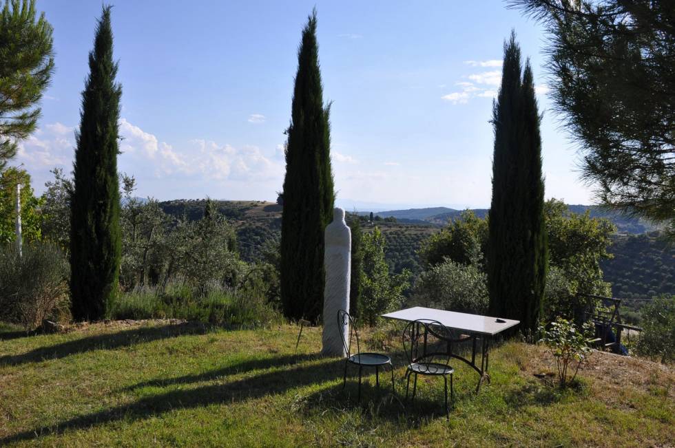 La Rogaia amidst olive groves, woods and vineyards. Photo: V. Stoeckmann