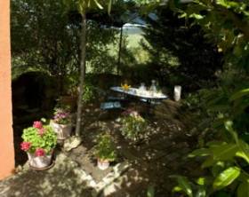 A partly shaded terrace for hot summer days