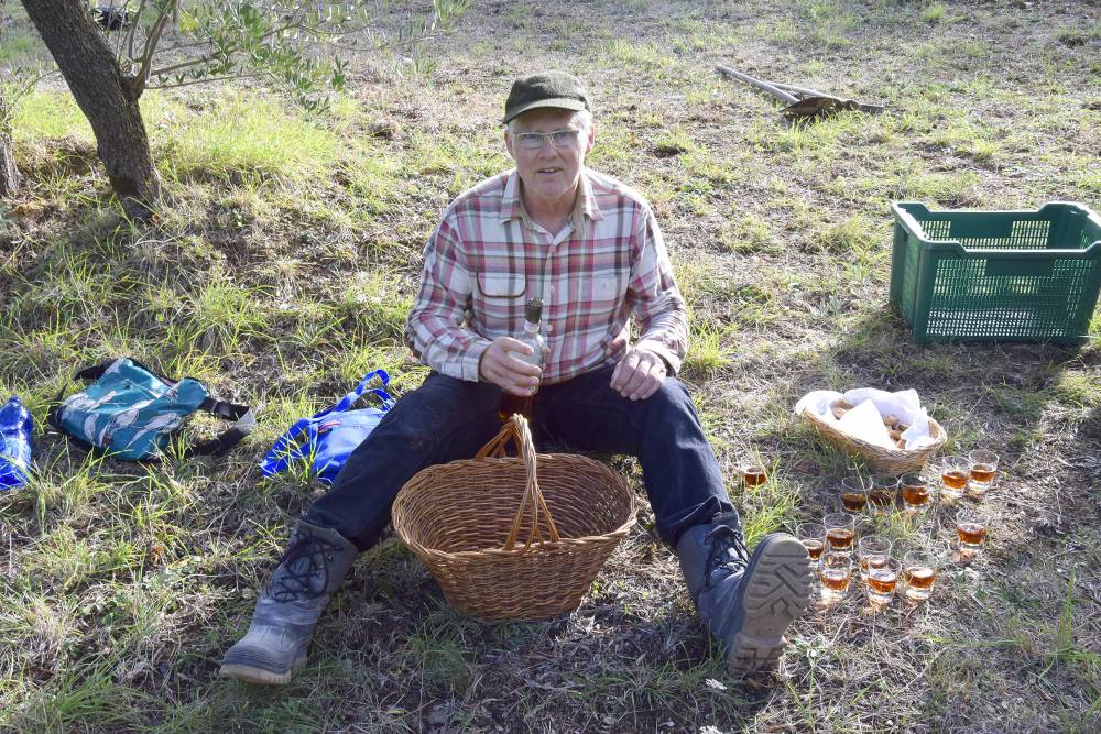 Picknick during the olive harvest. Photo: Oliver Ginnert