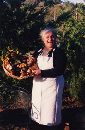 At La Rogaia cooking classes we prepare traditional Umbrian specialities according to seasonable availability: mushrooms, game and lentil soup in autumn; wild asparagus, rocket and salad from the fields in spring