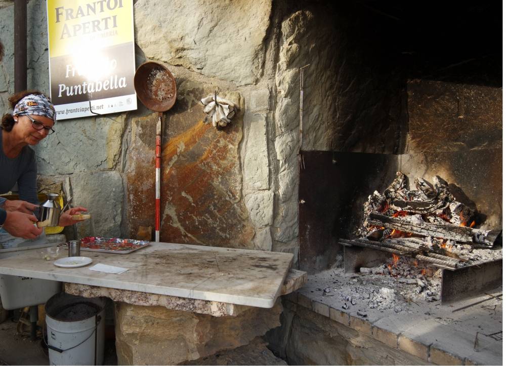 Fresh "bruschette" with olive oil at the oilmill Puntabella, Tuoro. Photo: Werner Duchene