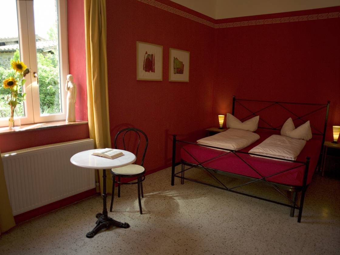 Peperino red bedroom 2280