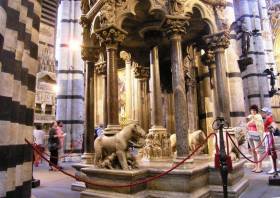 The pulpit in the cathedral of Siena, a masterwork by Niccolò Pisano. Photo: A. Malbon - guest at La Rogaia