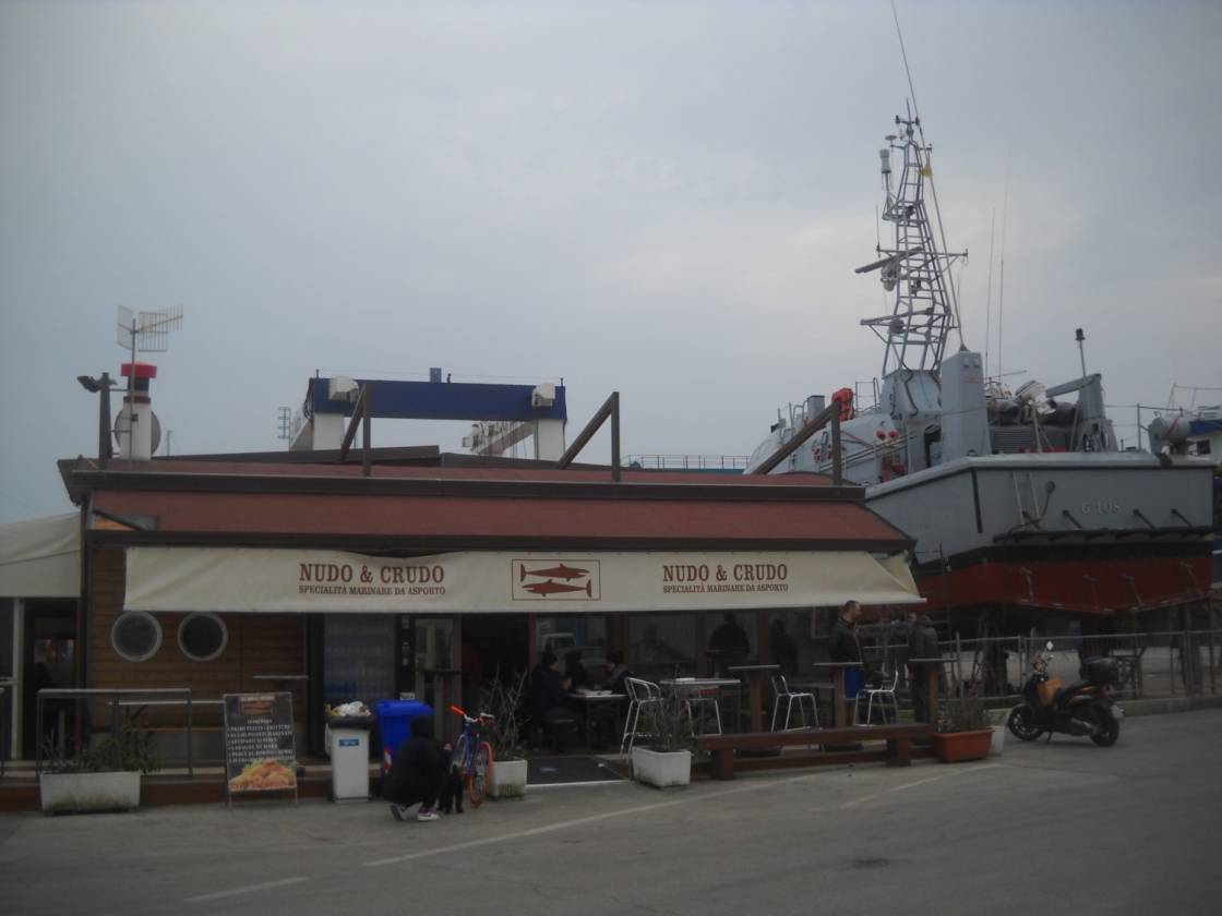 "Nudo e Crudo": Fresh fish at the harbor of San Bendetto del Tronto