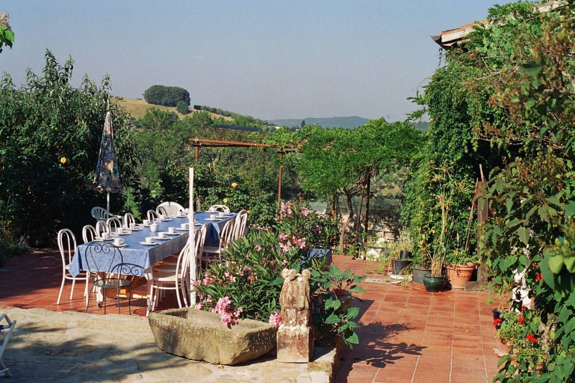 Breakfast on the large terrace in front of the house – enjoy the morning sun and the panoramic view over the Umbrian hill tops