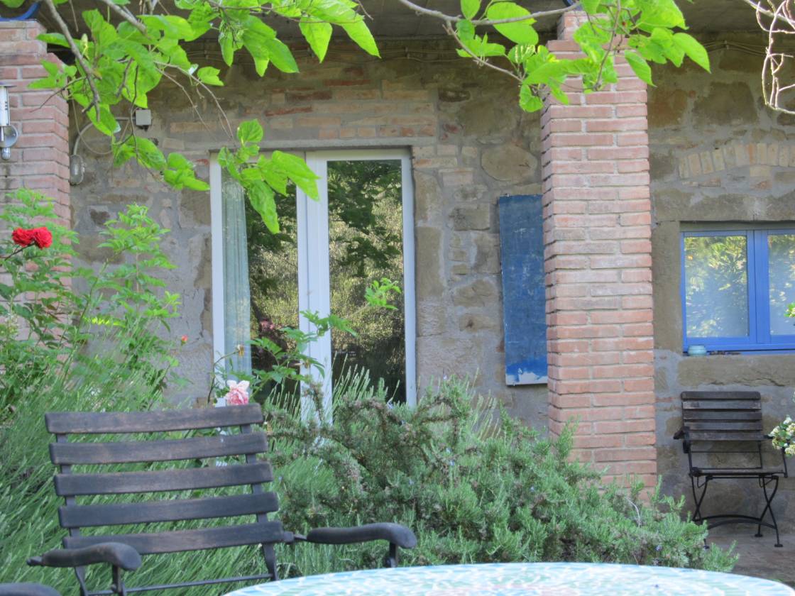 The shaded entrance and sitting area of apartment I Cuccioli